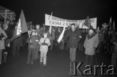 11.11.1980, Kraków, Polska.
Obchody rocznicy odzyskania niepodległości. Przejście z Wawelu pod Grób Nieznanego Żołnierza. Na pierwszym planie widoczni są (od lewej): Sławomir Stachniewicz (syn autorki zdjęć) i Krzysztof Krcha - harcerze Czarnej 13 Krakowskiej. Za chłopcami idą: Jacek Skrobotowicz, Stanisław Palczewski (za Jackiem Skrobotowiczem), Michał Żurek (z opaską), NN. Napis na transparencie: 