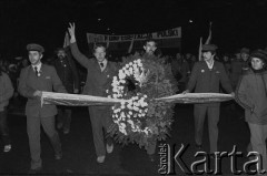 11.11.1981, Warszawa, Polska.
Obchody rocznicy odzyskania przez Polskę niepodległości. Przemarsz z katedry św. Jana na ulicy Świętojańskiej pod Grób Nieznanego Żołnierza na placu Zwycięstwa. Na pierwszym planie członkowie Robotniczego Ruchu Narodowego, w głębi działacze Konfederacji Polski Niepodległej z transparentem.
Fot. Tomasz Tomaszewski, zbiory Ośrodka KARTA