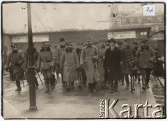 1918, Warszawa.
Piąty dzień w Warszawie po powrocie z Magdeburga. Na lewo od komendanta: Tadeusz Piskor, Emil Bobrowski, Bogusław Miedziński (po cywilnemu), Ignacy Boerner. Na prawo: Janusz Głuchowski, Tadeusz Kasprzycki (po cywilnemu), Bolesław Wieniawa-Długoszowski, por. Zygmunt Klemensiewicz.
Fot. NN, zbiory Instytutu Józefa Piłsudskiego w Londynie.