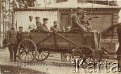 1917-1918, fort Beniaminów koło Nieporętu.
Internowanie oficerów Legionów Polskich po tzw. kryzysie przysięgowym. Wyjazd chorych legionistów do szpitala, na wozie siedzą niemieccy konwojenci i Kazimierz Zagrodzki.
Fot. NN, zbiory Instytutu Józefa Piłsudskiego w Londynie.