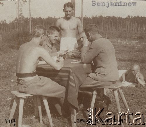 1917, fort Beniaminów koło Nieporętu.
Internowanie oficerów Legionów Polskich po tzw. kryzysie przysięgowym. Sekcja brydżowa - żołnierze podczas gry w karty.
Fot. NN, zbiory Instytutu Józefa Piłsudskiego w Londynie.