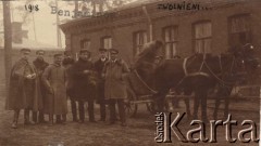 1918, fort Beniaminów koło Nieporętu.
Koniec internowania oficerów Legionów Polskich po tzw. kryzysie przysięgowym, żołnierze wyjeżdżający z Beniaminowa.
Fot. NN, zbiory Instytutu Józefa Piłsudskiego w Londynie.