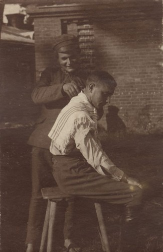 1917-1918, fort Beniaminów k/Nieporętu
Wizyta u obozowego fryzjera.
Fot. NN, zbiory Instytutu Józefa Piłsudskiego w Londynie (Instytut Józefa Piłsudskiego Poświęcony Badaniu Najnowszej Historii Polski) [album nr 13]