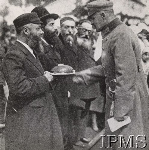 1919, Dęblin, Polska
Powitanie chlebem i solą Naczelnika Józefa Piłsudskiego przez przedstawicieli mniejszości żydowskiej w Dęblinie.
Fot. NN, Instytut Polski im. Gen. Sikorskiego w Londynie [szuflada nr 18, Legiony. Wojsko przed 1939, PW, LOPR]