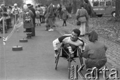11.11.1995, Warszawa, Polska.
Bieg Niepodległości, na zdjęciu niepełnosprawny zawodnik na wózku.
Fot. Kacper M. Krajewski, zbiory Ośrodka KARTA