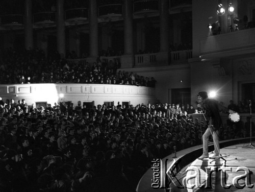 13.04.1967, Warszawa, Polska.
Sala Kongresowa Pałacu Kultury i Nauki. Pierwszy koncert zespołu The Rolling Stones w Polsce. Widoczny wokalista Mick Jagger.
Fot. Wojciech Druszcz, zbiory Ośrodka KARTA