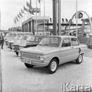 Lipiec 1968, Poznań, Polska.
Międzynarodowe Targi Poznańskie, ekspozycja radzieckich samochodów, z przodu ZAZ 966B, dalej Moskwicze. 
Fot. Romuald Broniarek/KARTA