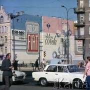1973, Warszawa, Polska.
Reklamy na ścianie kamienicy na rogu ul. Targowej i Ząbkowskiej. 
Fot. Lubomir T. Winnik, zbiory Ośrodka KARTA