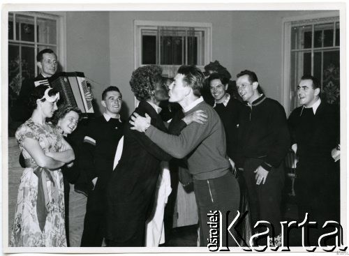 1954, Zakopane, woj. krakowskie, Polska Rzeczpospolita Ludowa.
Bal olimpijczyków - zabawa. Po lewej mężczyzna gra na akordeonie.
Fot. Stefan Burnatowicz, kolekcja Stefana Burnatowicza, zbiory Ośrodka KARTA