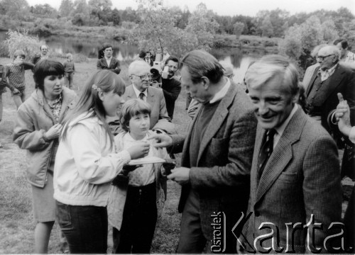 Czerwiec 1981, Polska.
Czesław Miłosz na spotkaniu z czytelnikami, wystepy zespołu ludowego.
Fot. Tomasz Abramowicz, zbiory Ośrodka KARTA