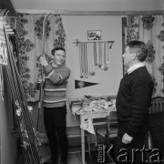 Po 1967, Zakopane, woj. krakowskie, Polska.
Śpiewak operowy Andrzej Bachleda-Curuś (po prawej) z synem Andrzejem - narciarzem alpejskim i olimpijczykiem (1968, 1972).
Fot. Bogdan Łopieński, zbiory Ośrodka KARTA