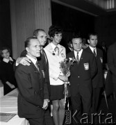 Listopad 1968, Warszawa, Polska.
Uroczyste wręczenie odznaczeń przyznanych przez Polski Komitet Olimpijski za olimpiadę w Meksyku. Olimpijczycy pozują do pamiątkowego zdjęcia. Od lewej: sztangista Waldemar Baszanowski (złoty medal w podnoszeniu ciężarów w wadze do 67,5 kg), szermierz Jerzy Pawłowski (złoty medal w kategorii: szabla indywidualnie), lekkoatletka Irena Szewińska (złota medalistka w biegu na 100 metrów i brązowa medalistka w biegu na 200 metrów), pięściarz Jerzy Kulej (złoty medal w boksie w wadze lekkopółśredniej), NN.
Fot. Jarosław Tarań, zbiory Ośrodka KARTA