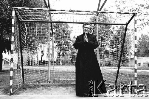 1987, Warszawa, Polska. 
Przełożony generalny michalitów, późniejszy biskup Jan Chrapek na boisku do gry w piłkę nożną. 
Fot. Anna Pietuszko, zbiory Ośrodka KARTA