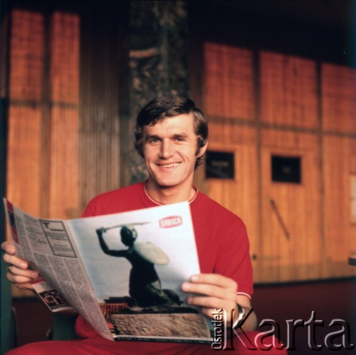 1972, Zakopane, Polska.
Włodzimierz Lubański, reprezentant Polski w piłce nożnej, z tygodnikiem 