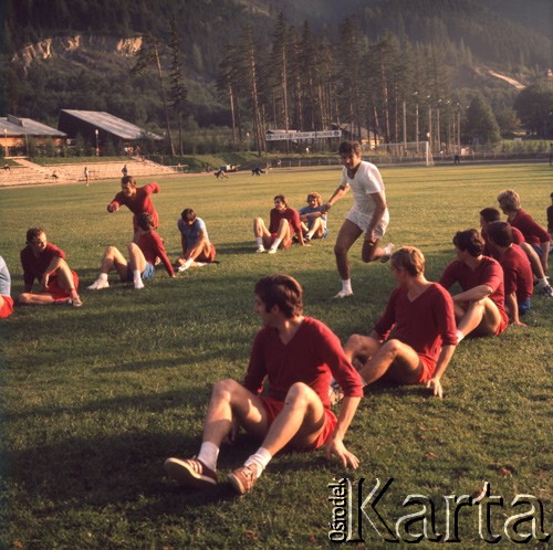 1972, Zakopane, Polska.
Zgrupowanie polskiej reprezentacji piłki nożnej przed igrzyskami olimpijskiemi w Monachium.
Fot. Lubomir T. Winnik, zbiory Ośrodka KARTA
