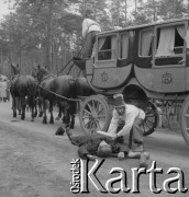 1958, Miedziana Góra, Polska.
Z okazji 400 rocznicy założenia Poczty Polskiej, trasą Kielce-Wrocław przejechał zabytkowy dyliżans pocztowy. Nz. inscenizacja napadu na pocztę. 
Fot. Irena Jarosińska, zbiory Ośrodka KARTA