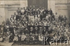 przed 1914, brak miejsca
Uczniowie szkoły wraz z gronem pedagogicznym.
Fot. NN, zbiory Ośrodka KARTA, Pogotowie Archiwalne [PAF_050], udostępnił Krzysztof Drozdowski