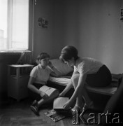 1968, Warszawa, Polska. 
Uczennice Technikum Kolejowego uczące się w internacie.
Fot. Jarosław Tarań, zbiory Ośrodka KARTA, kolekcja Jarosława Tarania, udostępniła Danuta Kszczot-Tarań.