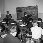 Wrzesień 1961, Warszawa, Polska. 
Uczniowie podczas lekcji rosyjskiego, uczennica pisze temat lekcji na tablicy.
Fot. Romuald Broniarek/KARTA 
