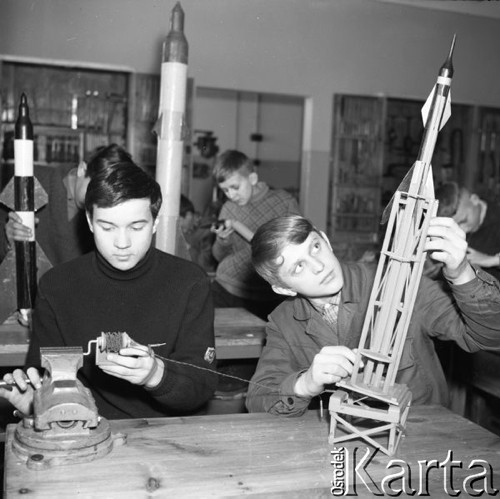 Marzec 1964, Skarżysko-Kamienna, Polska.
Zajęcia szkolnego Klubu Gagarina - uczniowie w pracowni modelarskiej.
Fot. Romuald Broniarek/KARTA