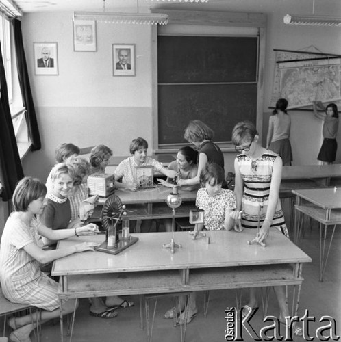 11.06.1967, Warka, Polska.
Szkoła podstawowa im. Kazimierza Pułaskiego, grupa uczennic w klasie.
Fot. Romuald Broniarek/KARTA