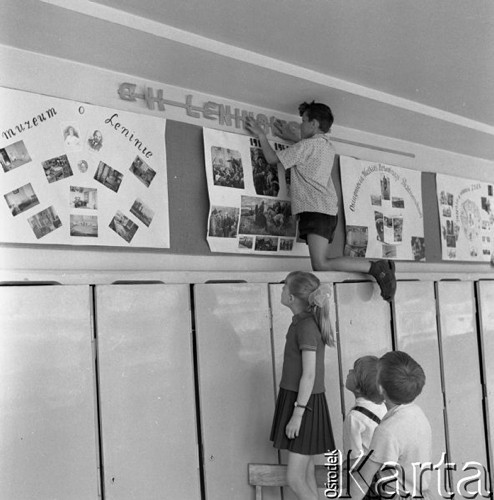 11.06.1967, Warka, Polska.
Szkoła podstawowa im. Kazimierza Pułaskiego, uczniowie wieszają gazetkę dotyczącą życia i działalności Włodzimierza Lenina.
Fot. Romuald Broniarek/KARTA