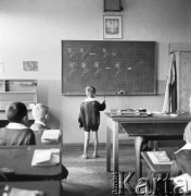 1961, Wrocław, Polska.
Uczniowie na lekcji w klasie. Na pierwszym planie jeden z czworaczków braci Majewskich przed tablicą.
Fot. Irena Jarosińska, zbiory Ośrodka KARTA