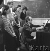 lata 70-te, Warszawa, Polska
Kompozytor Jerzy Rudziński ze swoimi uczniami
Fot. Irena Jarosińska, zbiory Ośrodka KARTA