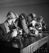 1954, Owidz, Polska
Bracia Osnowscy z Kokoszków w szkole.
Fot. Irena Jarosińska, zbiory Ośrodka KARTA