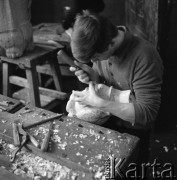 1969, Zakopane, woj. krakowskie, Polska.
Zajęcia z rzeźby w Państwowym Liceum Technik Plastycznych im. Antoniego Kenara. Na zdjęciu uczeń rzeźbi w drewnie. 
Fot. Irena Jarosińska, zbiory Ośrodka KARTA