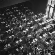 Lata 60., Kraków, Polska.
Prawdopodobnie Zespół Szkół Zawodowych dla pracujących Huty im. Lenina. Młodzi ludzie piszą egzamin.
Fot. Stanisław Gawliński, zbiory Ośrodka KARTA