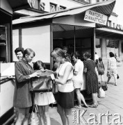 15.08.1969, Warszawa, Polska.
Kiermasz artykułów szkolnych, dziewczynki oglądające tornister, w tle stoisko z pantoflami gimnastycznymi.
Fot. Jarosław Tarań, zbiory Ośrodka KARTA [69-323]
 
