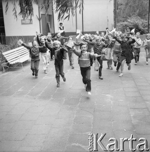 23.06.1984, Tykocin, Polska
Zakończenie roku szkolnego, dzieci ze świadectwami wybiegające ze szkoły.
Fot. Jarosław Tarań, zbiory Ośrodka KARTA [84-4]