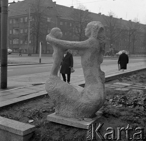 Lata 70., Szczecin, Polska.
Akcent rzeźbiarski „Macierzyństwo”, wys. 165 cm (z cokołem 174cm) x90cm x100cm. Rok powstania 1972. Autorka: Anna Paszkiewicz. Akcent został postawiony przed siedzibą Urzędu Stanu Cywilnego przy ul. Adama Mickiewicza.
Fot. Maciej Jasiecki, zbiory Ośrodka KARTA