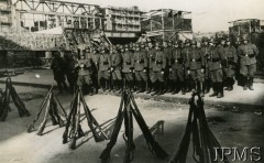 Wrzesień-październik 1939, Warszawa, Polska
Pierwsze oddziały policji niemieckiej pozują do fotografii na tle budynku spalonego w czerwcu 1939 r. Dworca Głównego. Na pierwszym planie karabiny ustawione w kozły.
Fot. NN, Instytut Polski i Muzeum im. gen. Sikorskiego w Londynie [sygn. 20463]