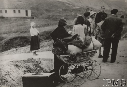 Wrzesień 1939, brak miejsca, Polska
Uchodźcy z Warszawy ze swoim dobytkiem.
Fot. NN, Instytut Polski i Muzeum im. gen. Sikorskiego w Londynie [szuflada nr 51 - Wrzesień 1939]