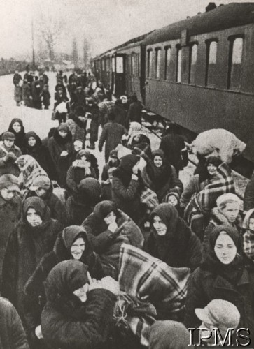 1939, brak miejsca, Polska
Grupa uchodźców - głównie kobiety i dzieci, na peronie dworca kolejowego, w tle pociąg.
Fot. NN, Instytut Polski im. Gen. Sikorskiego w Londynie [szuflada nr 51 – Wrzesień 1939]