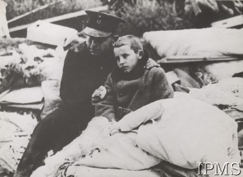 1939, brak miejsca, Polska
Mężczyzna w mundurze i chłopiec siedzą na gruzach domu.
Fot. NN, Instytut Polski i Muzeum im. gen. Sikorskiego w Londynie [szuflada nr 51 – Wrzesień 1939]