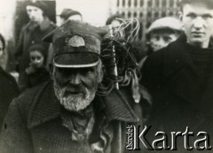 Po 1.09.1939, Warszawa, Polska.
Mężczyzna w rogatywce z zerwanym orłem.
Fot. NN, zbiory Ośrodka KARTA, udostępnił Roman Trojanowicz