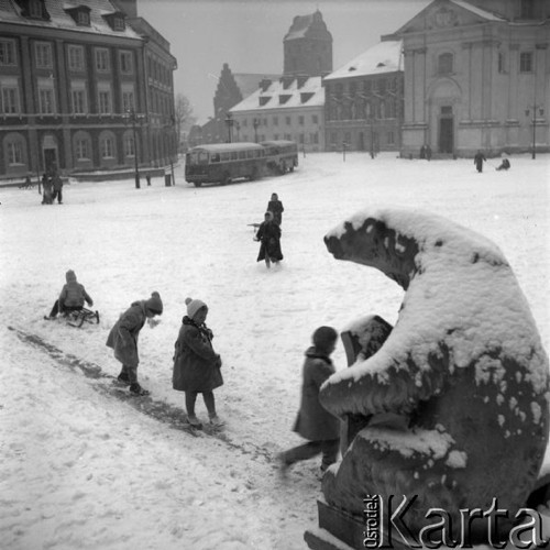 Styczeń 1958, Warszawa, Polska.
Zima w stolicy, dzieci na ślizgawce na Rynku Nowego Miasta. W tle z prawej barokowy kościół Sakramentek pod wezwaniem św. Kazimierza, z lewej wieża kościoła Nawiedzenia Najświętszej Maryi Panny.
Fot. Romuald Broniarek, zbiory Ośrodka KARTA