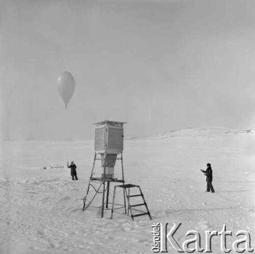 Lata 70., Biegun Północny.
Stacja badawcza. Puszczanie balonu z sondą meteorologiczną.
Fot. Mikołaj Nesterowicz, zbiory Ośrodka KARTA