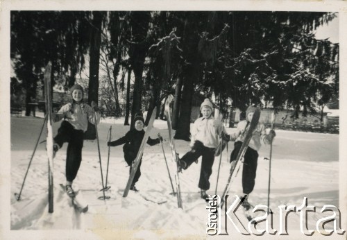 1937, Bursztyn, woj. stanisławowskie, Polska.
Grupa dzieci na nartach. Od lewej: Maria 