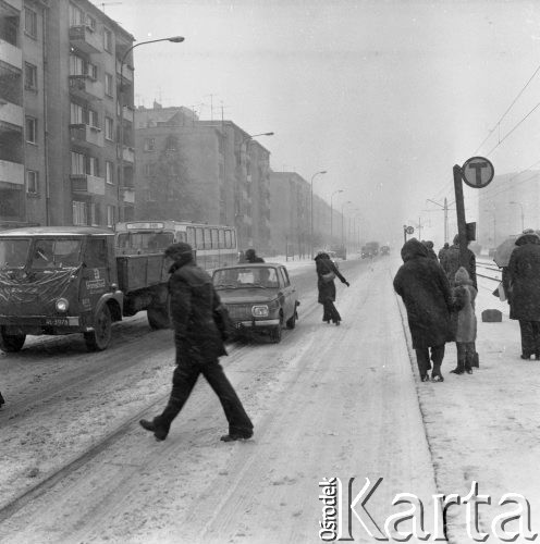 31.03.1977, Warszawa, Polska.
Marcowa śnieżyca, pasażerowie na przystanku tramwajowym.
Fot. Jarosław Tarań, zbiory Ośrodka KARTA [77-82]