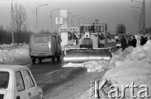 Styczeń 1980, Warszawa, Polska.
Zima stulecia, pług śnieżny na ulicy przy wjeździe do miasta.
Fot. Jarosław Tarań, zbiory Ośrodka KARTA [80-11]