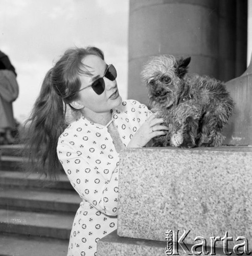 Czerwiec 1960, Warszawa, Polska.
Aktorka Teatru Dramatycznego - Barbara Krafftówna, z psem na schodach Pałacu Kultury i Nauki.
Fot. Romuald Broniarek/KARTA