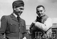 1940-1941, Wielka Brytania.
Kpt. Józef Brzeziński i por. Marian Trzebiński (z czarnym kotem).
Fot. NN, Instytut Polski i Muzeum im. gen. Sikorskiego w Londynie