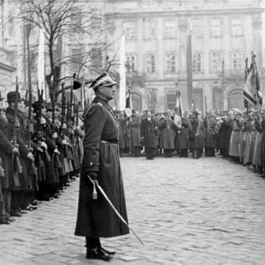 Fotografia z kolekcji tematycznej: obchody we Lwowie z okazji 20. rocznicy odzyskania przez Polskę niepodległości