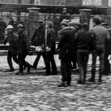 Fotografia z kolekcji tematycznej: pacyfikacja strajku w Kopalni Węgla Kamiennego 