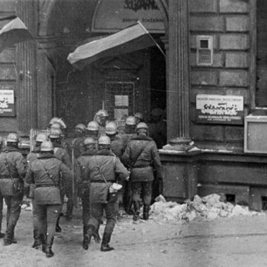 Fotografia z kolekcji: wkroczenie ZOMO do siedziby NSZZ "Solidarność" w Łodzi