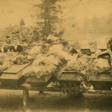 Fotografia z kolekcji tematycznej: Ekshumacja zwłok w Lesie Grabińskim